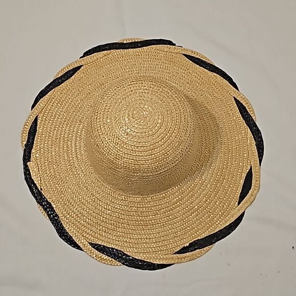 Scalloped straw hat made in Italy. - Picture 1 of 6